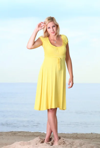 Romantico Bella ragazza sorridente vestito giallo — Foto Stock