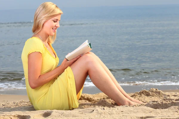 Kadın kitap kız sarı elbise okuma — Stok fotoğraf