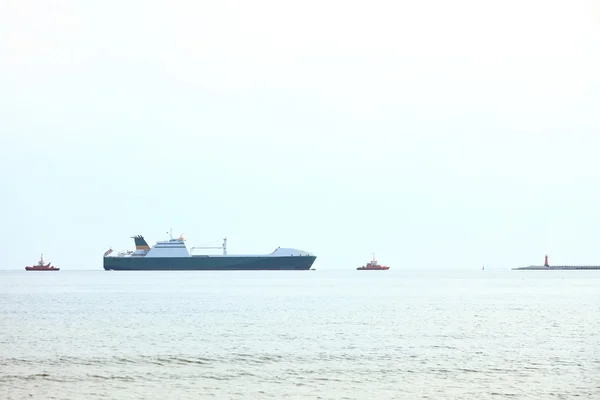 Stora kryssningsfartyg i vattnet — Stockfoto