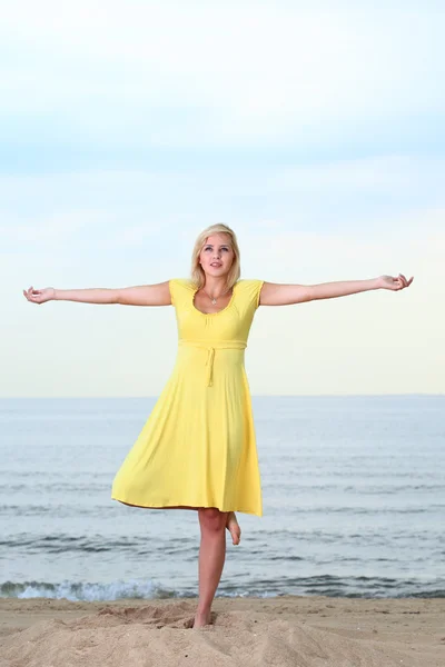 Romantiskt vacker leende flicka gul klänning — Stockfoto