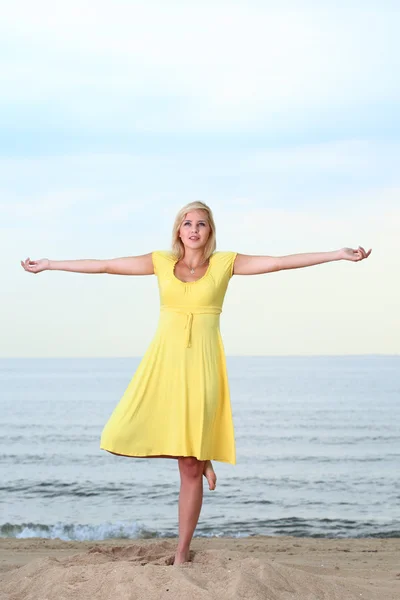 Romántico Hermosa chica sonriente vestido amarillo —  Fotos de Stock