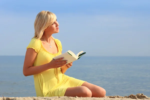 Mujer leyendo libro niña vestido amarillo —  Fotos de Stock
