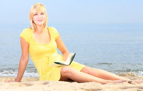 Mujer leyendo libro niña vestido amarillo —  Fotos de Stock