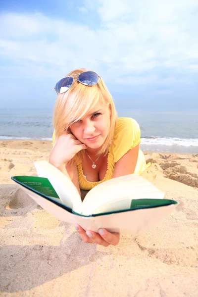 Donna che legge libro ragazza abito giallo — Foto Stock