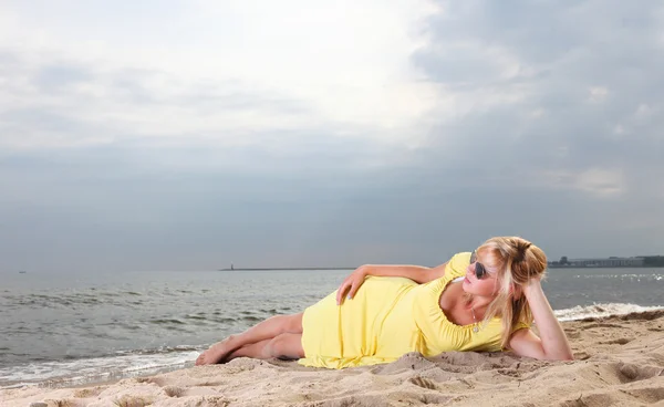 Romántico Hermosa chica sonriente vestido amarillo —  Fotos de Stock