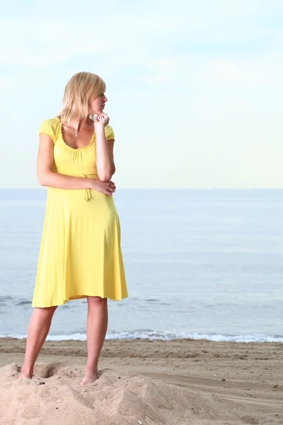 Romántico Hermosa chica sonriente vestido amarillo —  Fotos de Stock