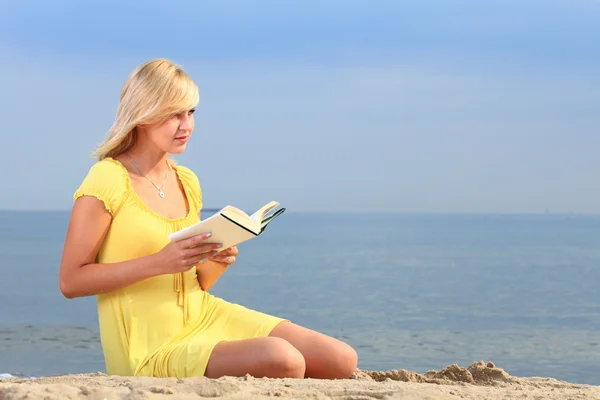 Mujer leyendo libro niña vestido amarillo —  Fotos de Stock