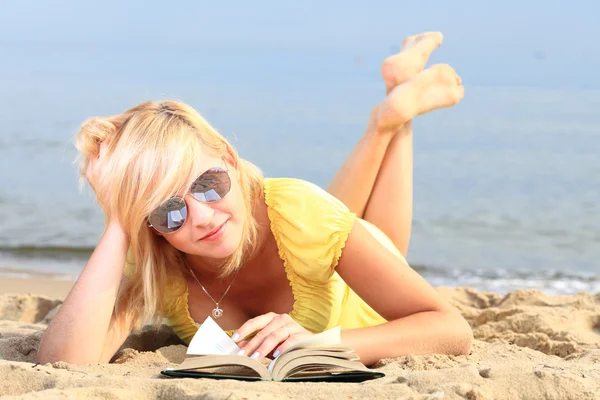 Woman reading book girl yellow dress — Stock Photo, Image