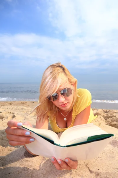 Donna che legge libro ragazza abito giallo — Foto Stock