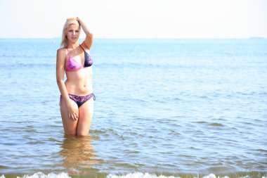 güzel bir kadın bikini güneşlenme Seaside