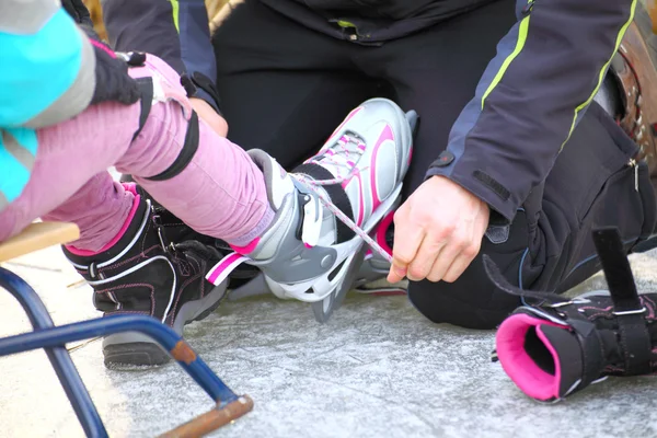 绑鞋带的冰上曲棍球冰鞋旱冰场 — 图库照片