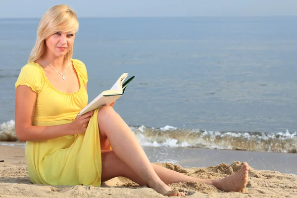 Mujer leyendo libro niña vestido amarillo —  Fotos de Stock