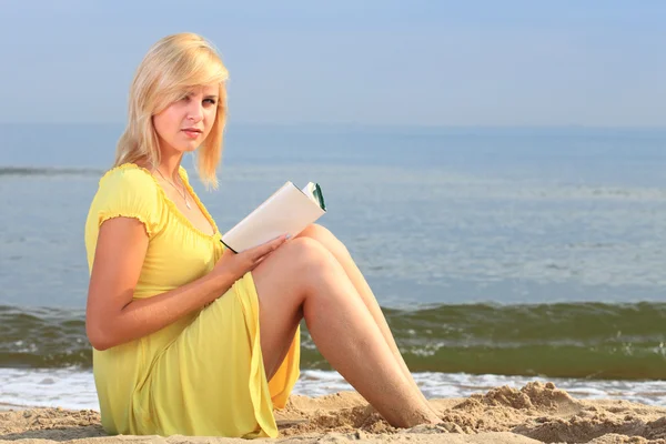 Mujer leyendo libro niña vestido amarillo —  Fotos de Stock