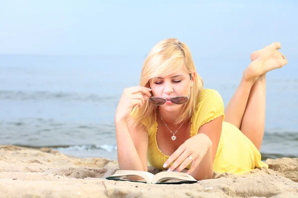 Woman reading book girl yellow dress — Stock Photo, Image