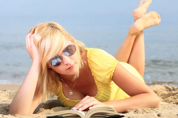 Donna che legge libro ragazza abito giallo — Foto Stock