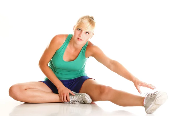 Spor genç kadın üzerinde beyaz izole egzersiz yaparak — Stok fotoğraf