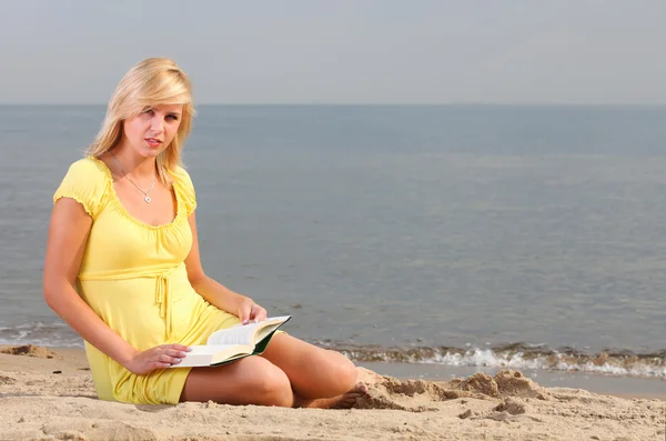 Donna che legge libro ragazza abito giallo — Foto Stock