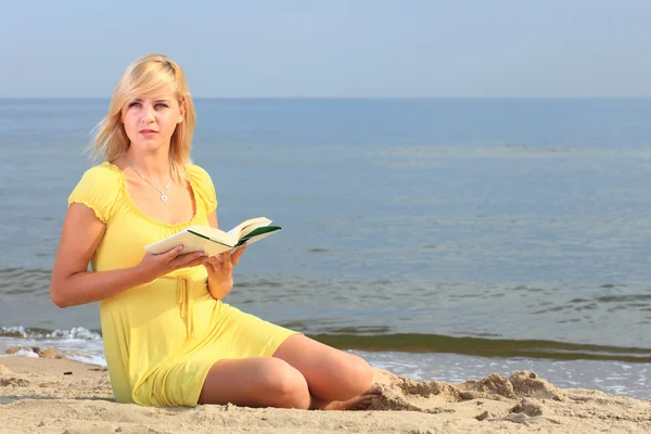 Mujer leyendo libro niña vestido amarillo —  Fotos de Stock