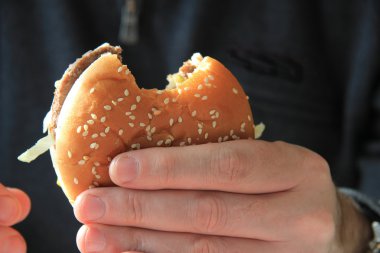 adam tutarak hamburger