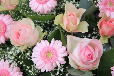 pembe gerbera ve gül