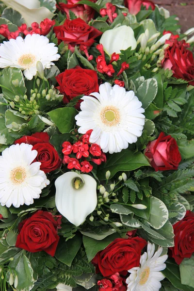 Red and white flower arrangement — Stock Photo, Image