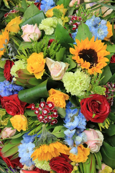 밝은 색상 혼합된 꽃다발 — 스톡 사진