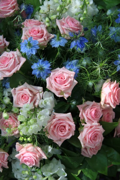 Blauwe en roze bloemstuk — Stockfoto
