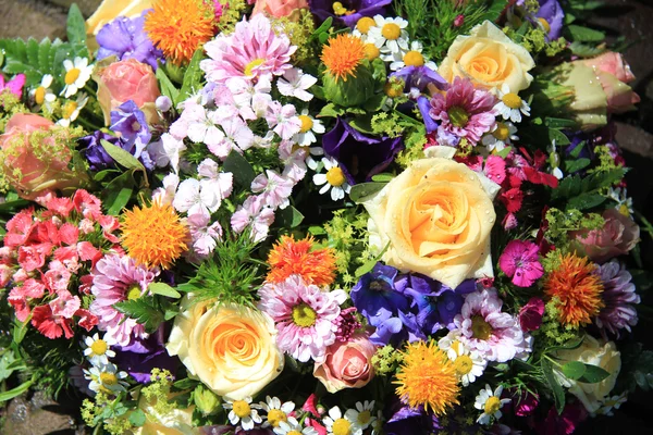 在明亮的颜色混合的花束 — 图库照片
