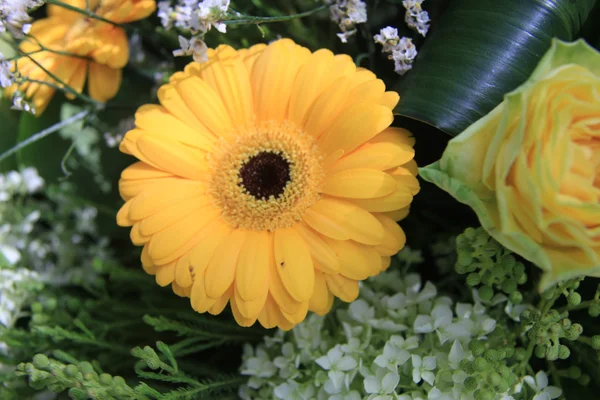 Gele rozen en gerbera 's — Stockfoto