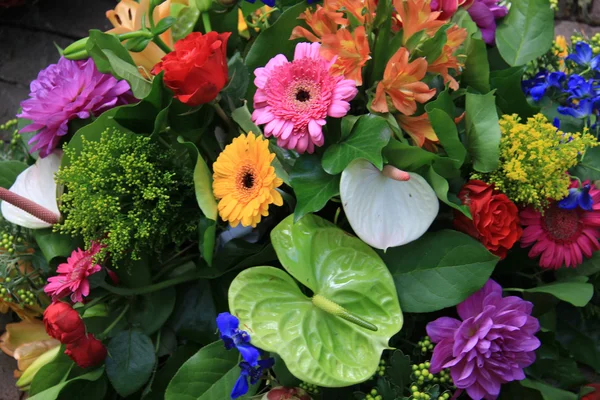 Blandat blomsterarrangemang i ljusa fÃ ¤rger — Stockfoto