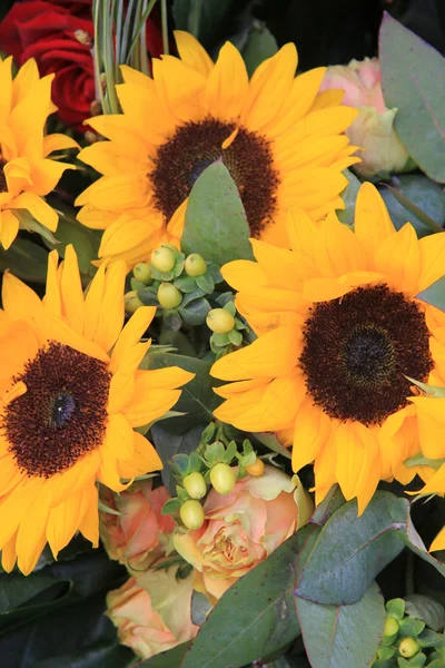 Sonnenblumen und Rosenarrangements — Stockfoto