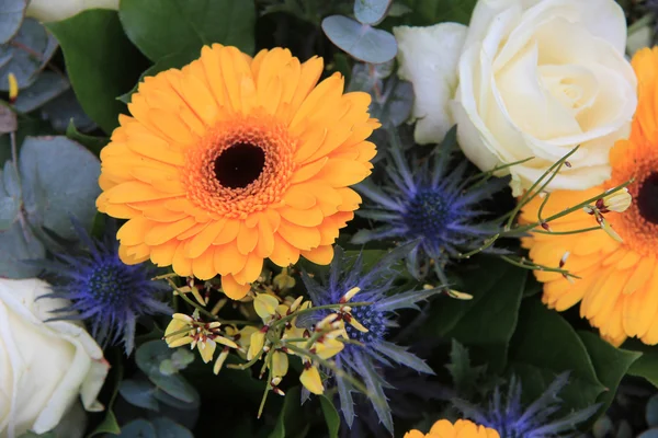 Gele en witte bloemstuk — Stockfoto