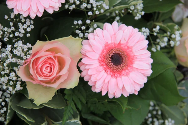 Rosas-de-rosa e gerberas — Fotografia de Stock