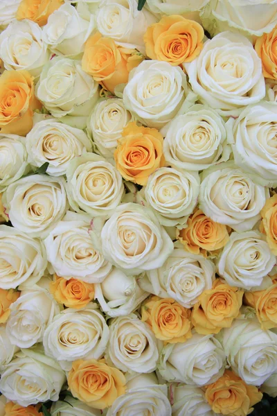 Белые и желтые розы в свадебной цветочной композиции — стоковое фото
