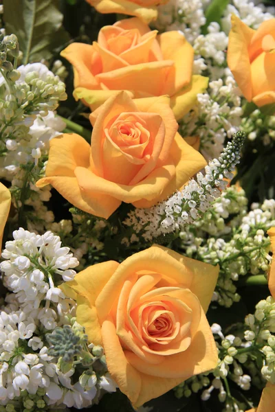 Żółta róża i biały wspólne bzu ślub kwiaty — Zdjęcie stockowe