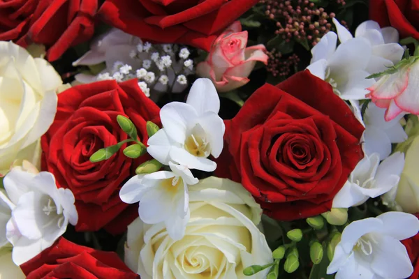 Arreglo de flores mixtas rojo y blanco — Foto de Stock