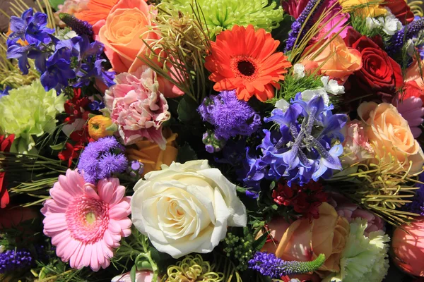 Parlak renklerle karışık çiçek aranjmanı — Stok fotoğraf