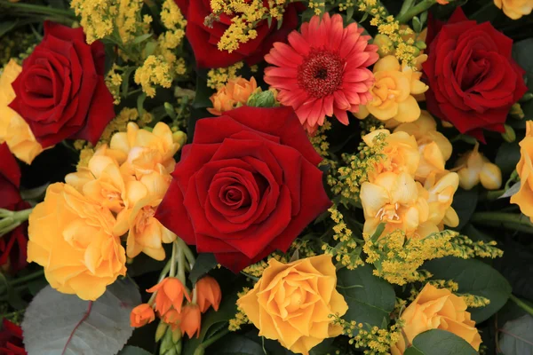 Gelbe Rose und weiße Flieder Hochzeitsblumen — Stockfoto