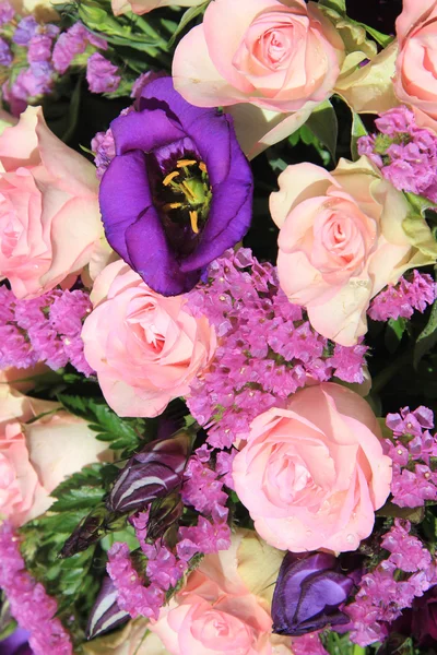 Arrangement de fleurs roses et violettes — Photo