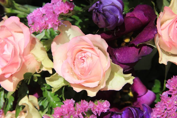 Pink and purple flower arrangement — Stock Photo, Image