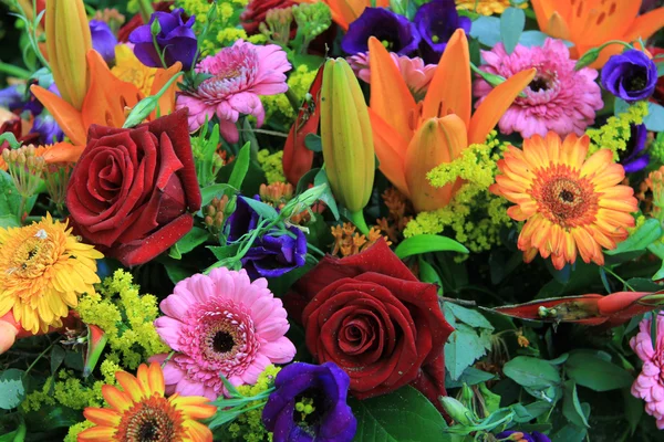 Змішана квіткова композиція в яскравих кольорах — стокове фото