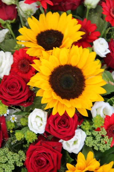 Slunečnice a růže — Stock fotografie