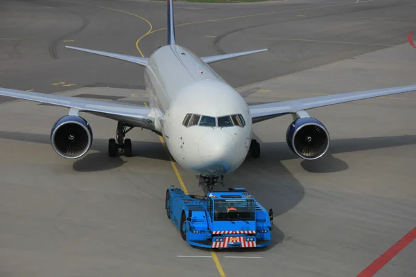 Flugzeug vom Gate zurückgedrängt — Stockfoto