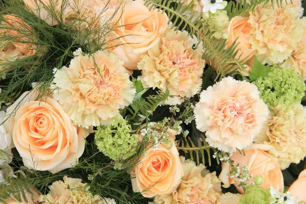 Garofani e rose in arancione pallido — Foto Stock