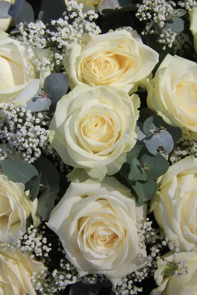 Λευκό ροδαλό λουλούδι ρύθμιση — Φωτογραφία Αρχείου