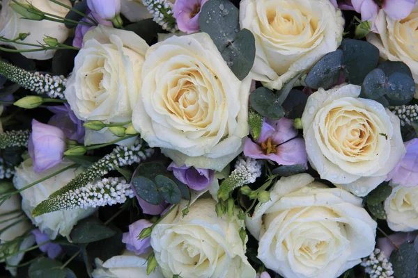 Beyaz gül çiçek aranjmanı — Stok fotoğraf