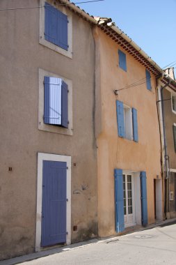 Provence renkli evleri