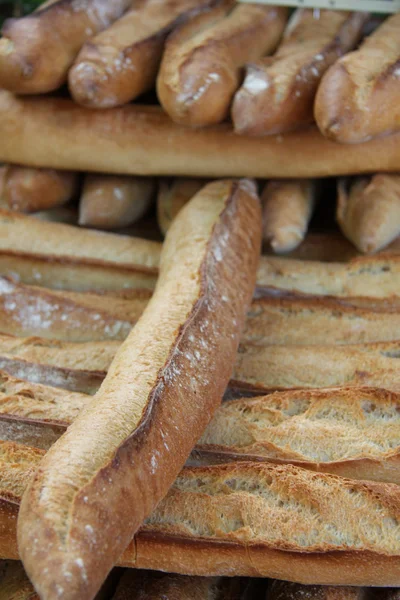 Baguette fresche in un mercato — Foto Stock