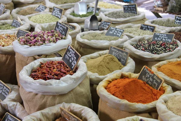 Hierbas y especias en un mercado francés — Foto de Stock