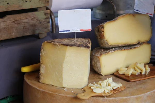 Formaggio in un mercato francese — Foto Stock